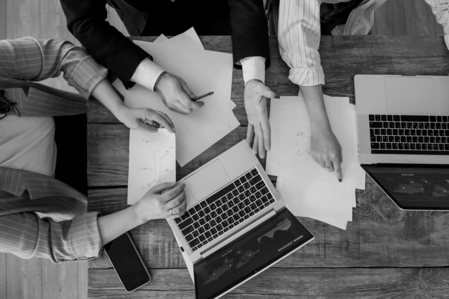 Salle de formation moderne avec équipements informatiques