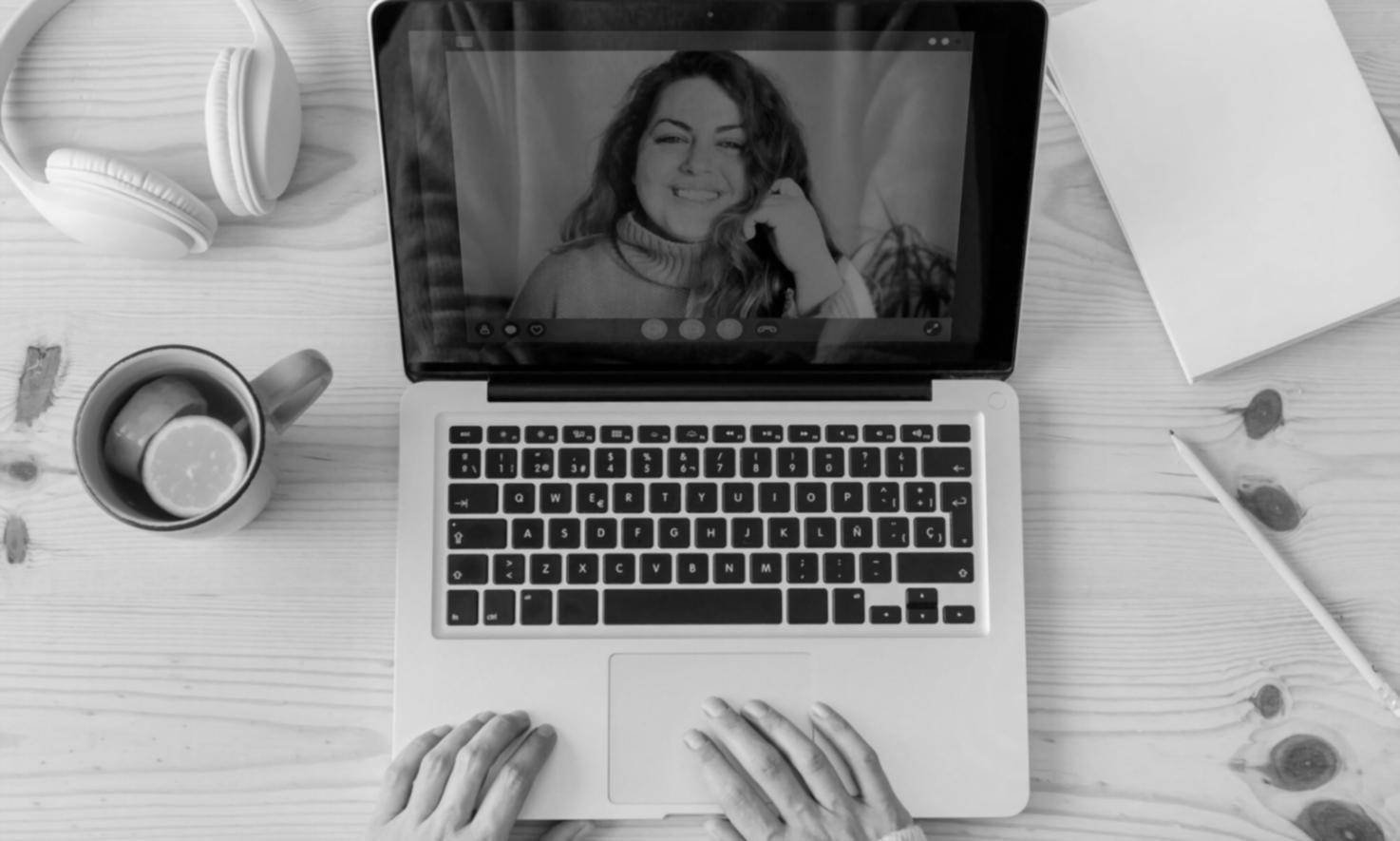 Expert-comptable formateur expliquant les tableaux financiers à un dirigeant